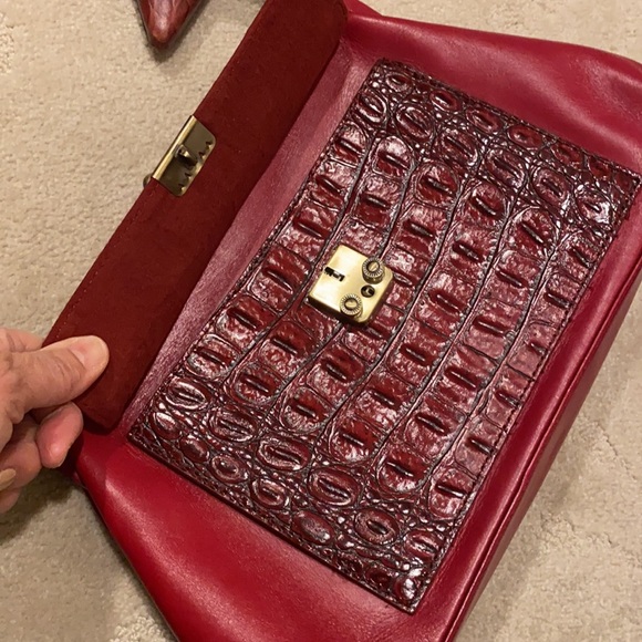 Preston & York Red gorgeous with snake or something else print purse ๐ - Picture 4 of 8